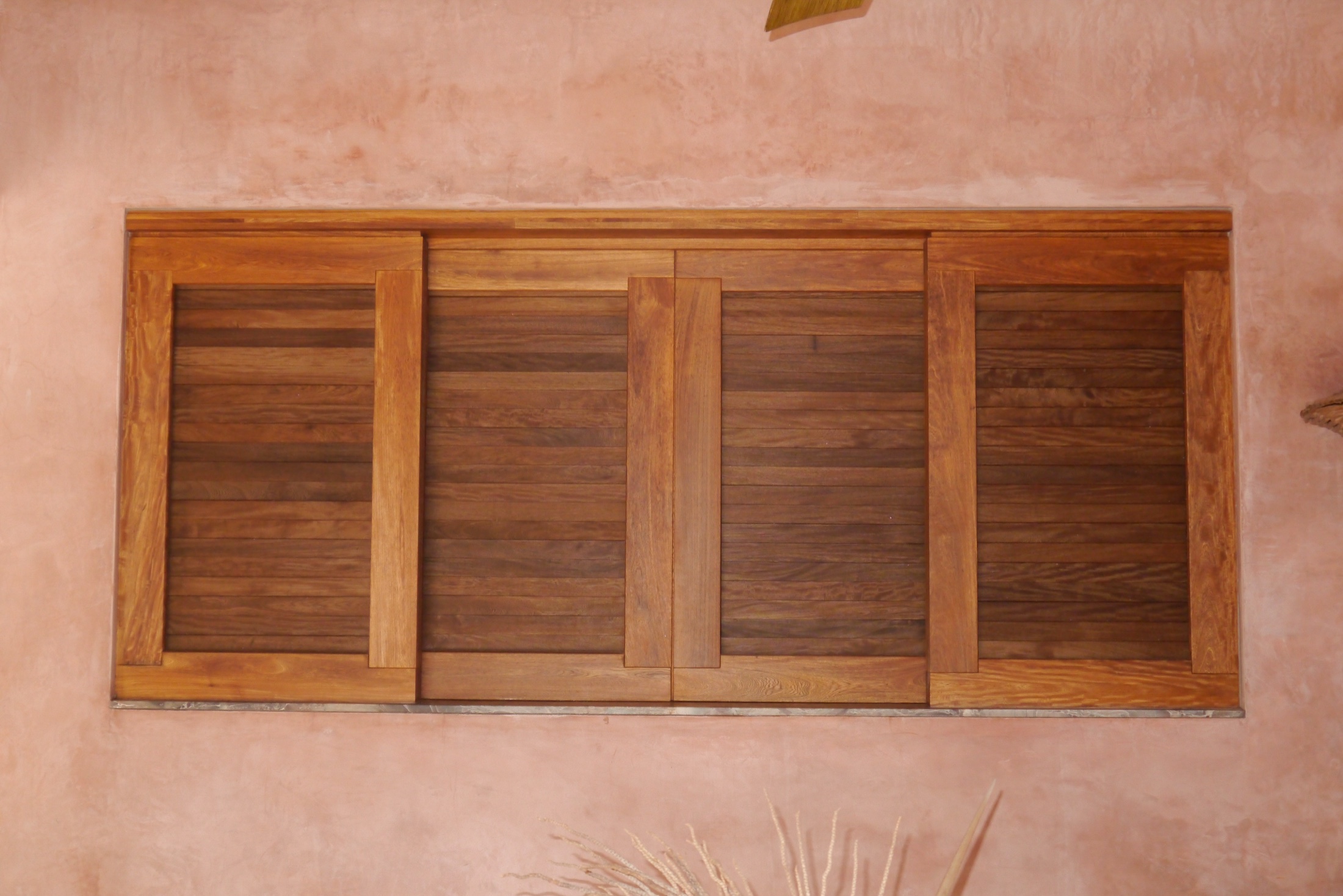 Casa Costa Oaxaqueña: Detalle de persianas de madera maciza