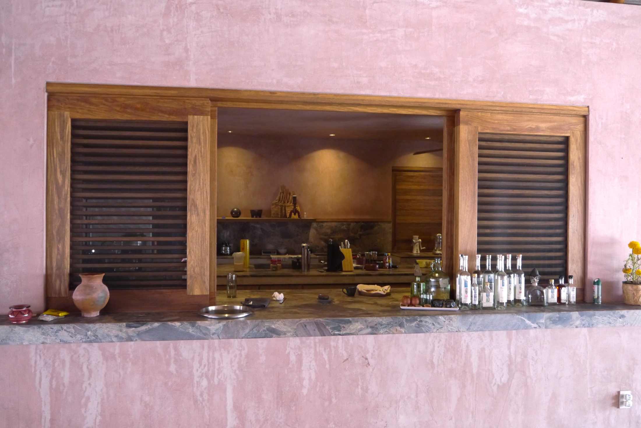 Casa Costa Oaxaqueña: Ventana abatible y persianas de madera