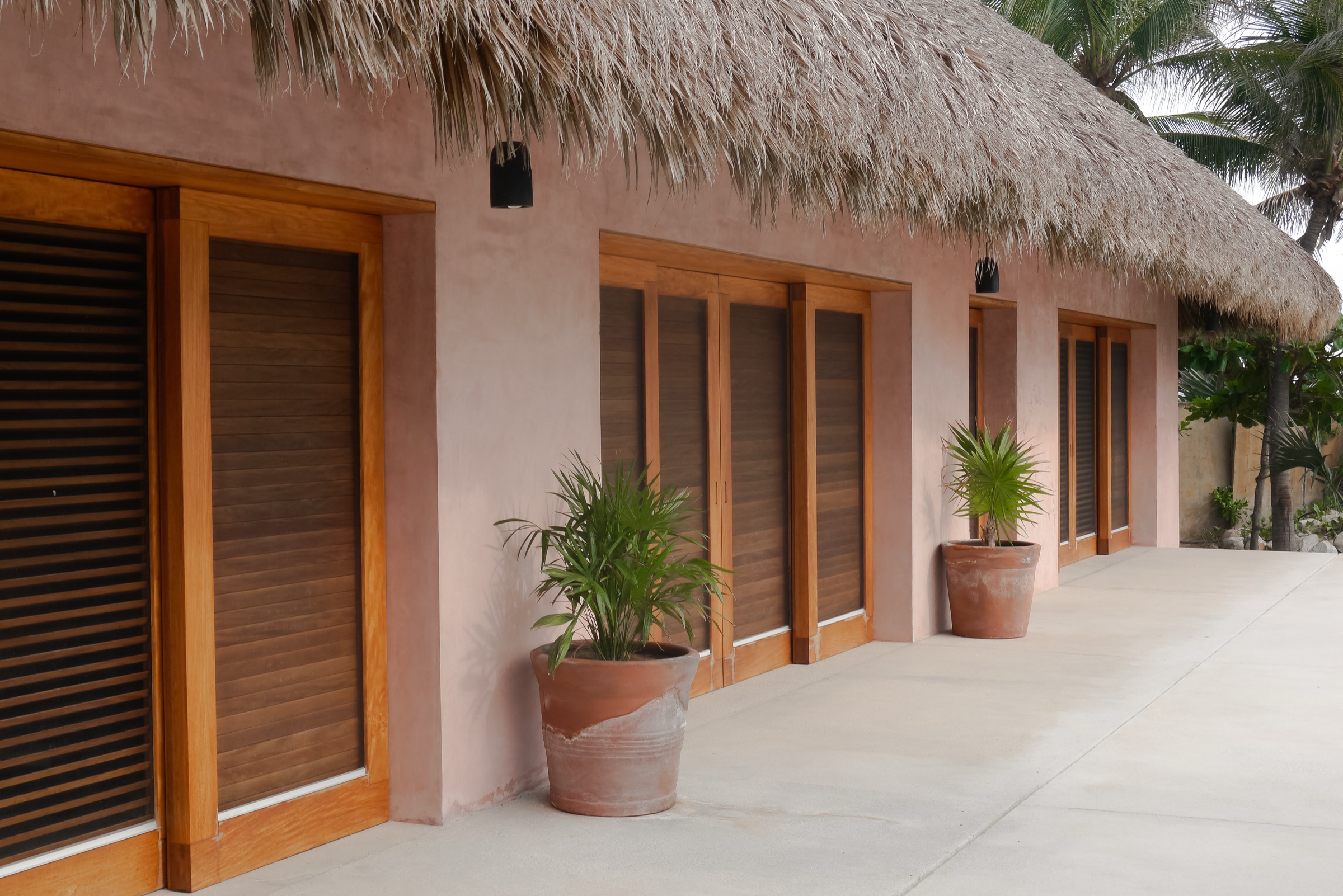 Casa Costa Oaxaqueña: Puertas y persianas de madera para una casa en la costa de Oaxaca