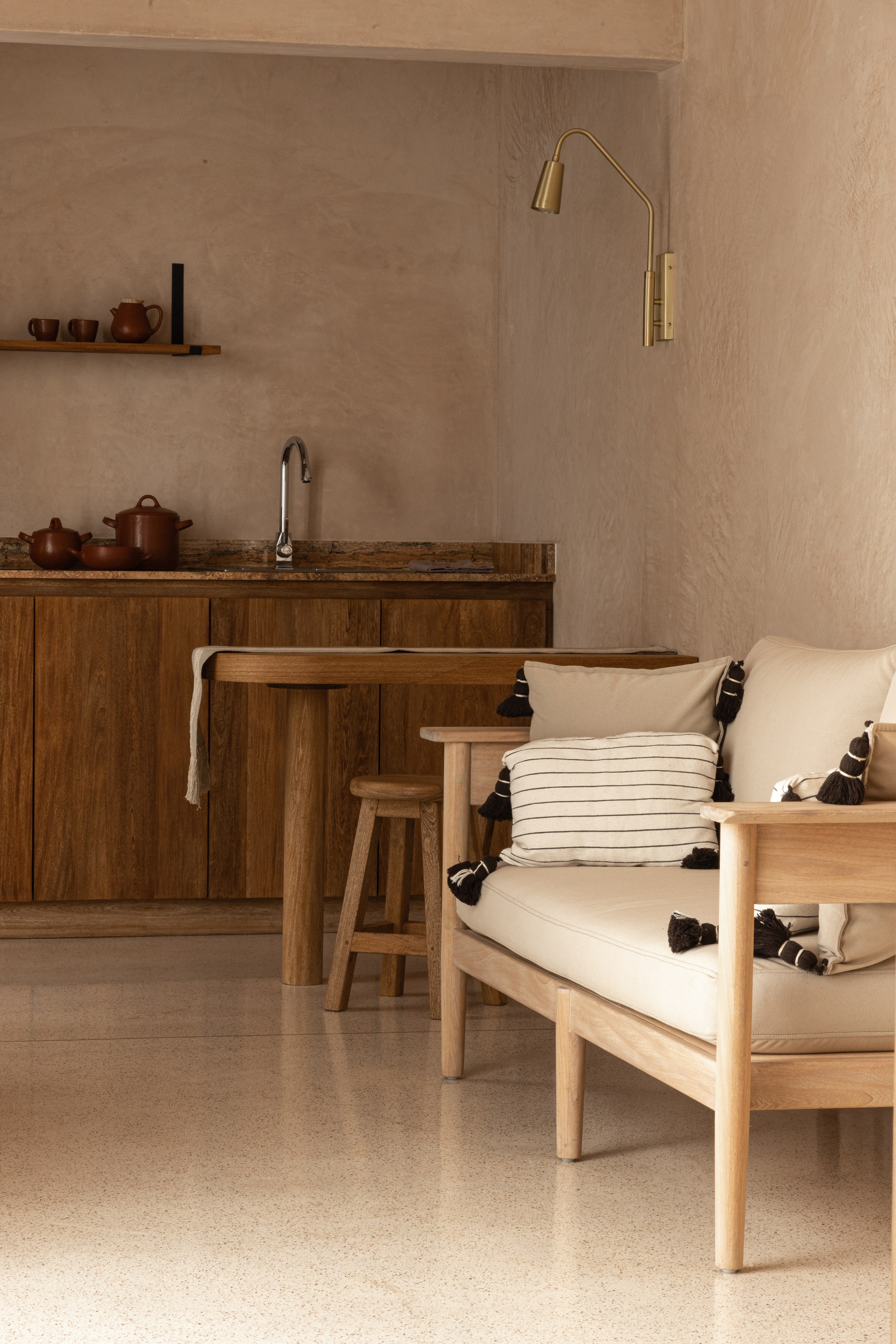 Casa Antonieta: Silla de macuil con asiento tejido