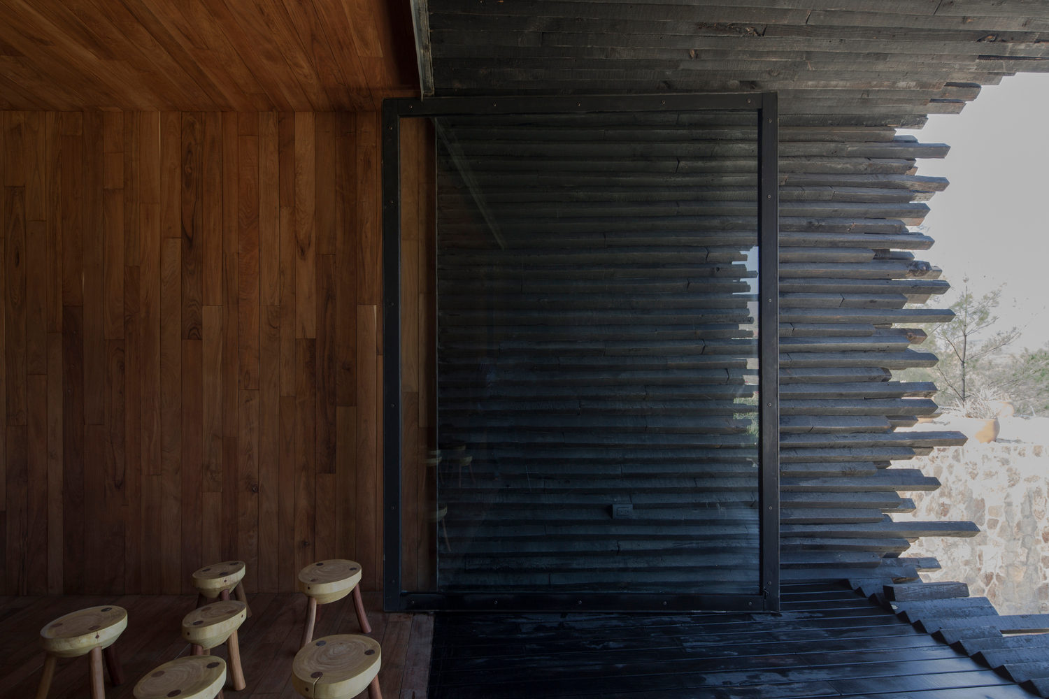 Casa La Loma: Estructura de madera quemada de inspiración japonesa