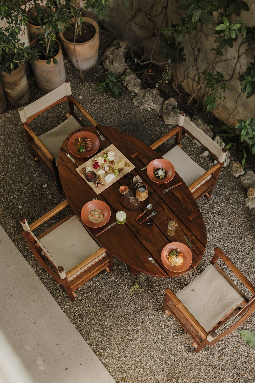 Restaurante Criollo: Mobiliario de madera