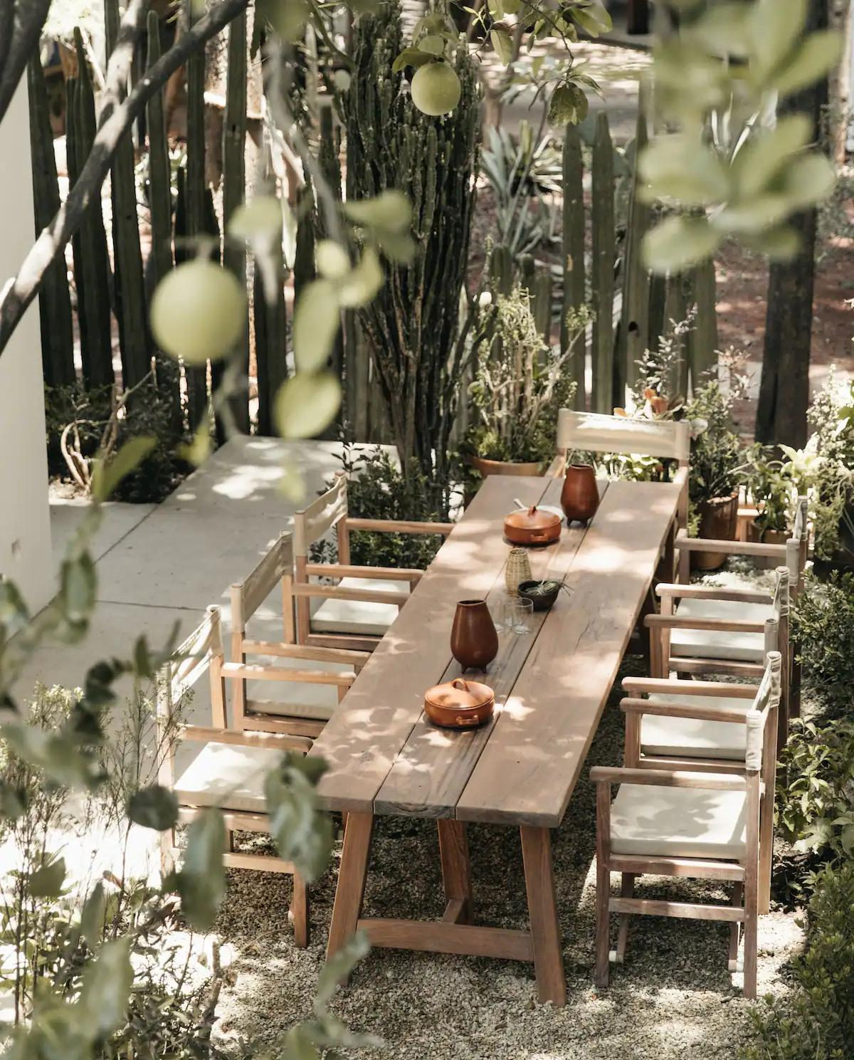 Restaurante Criollo: Mesa de madera maciza