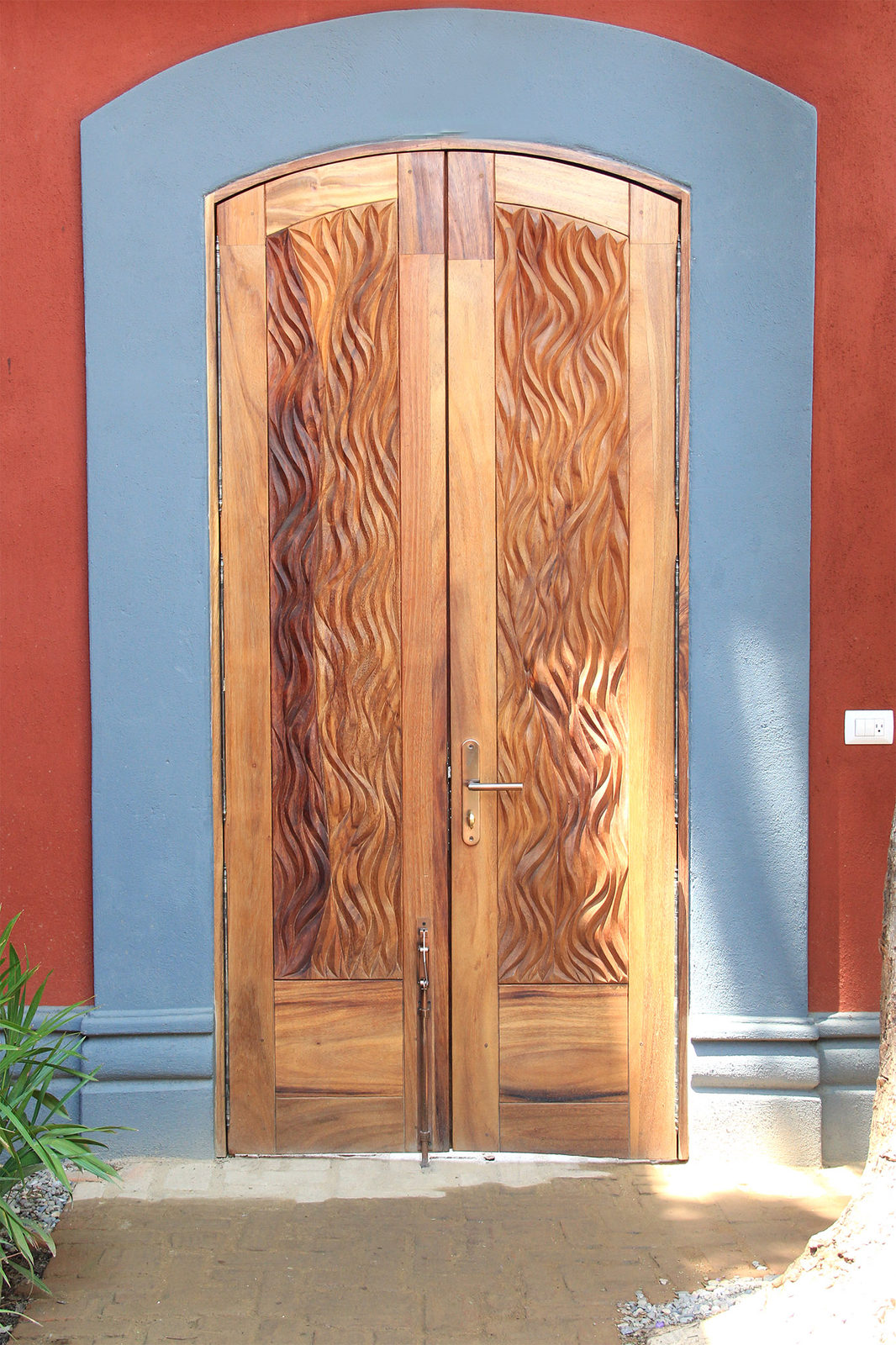 Hotel Boutique El Callejón: Puerta tallada de huanacaxtle
