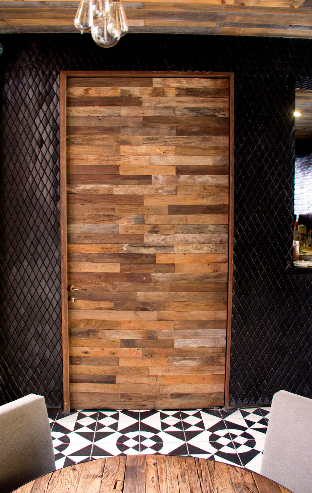 Expendio Tradición: Puerta de madera